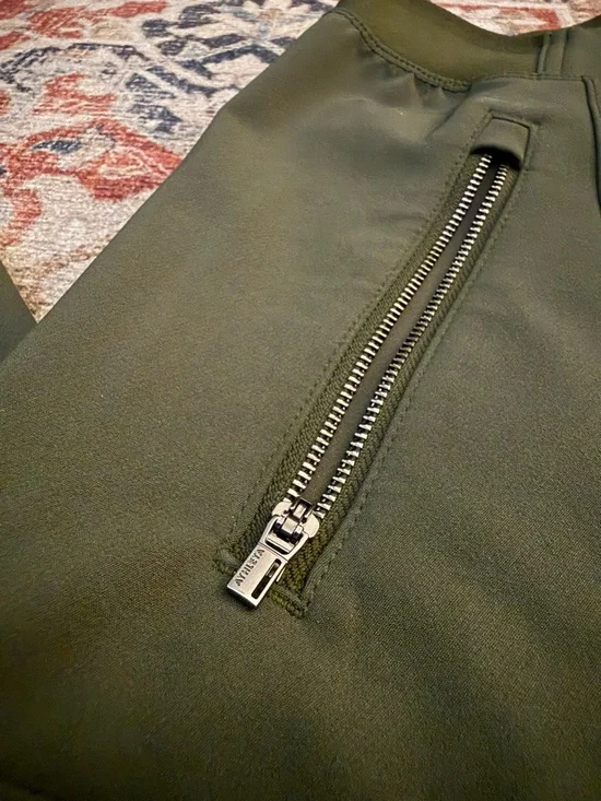 Athleta Endless High rise Cargo Pants - Aspen Olive - size 4 - Picture 4 of 6